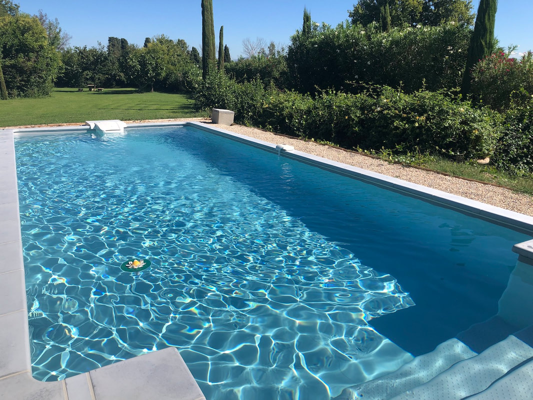 La Maison Blanche location de vacances à Provence - piscine et Alpilles .
