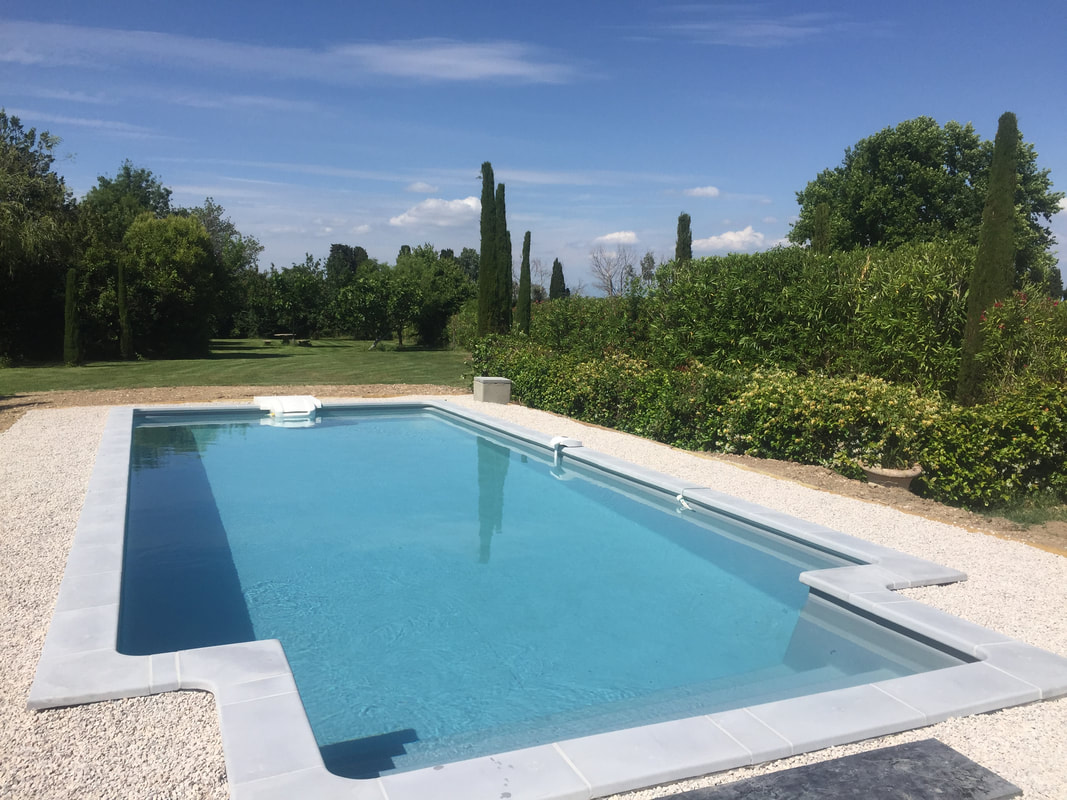 La Maison Blanche location de vacances à Provence - piscine et Alpilles .